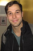 Skylar Astin interprète Max.