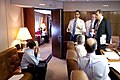 Barack Obama avec son équipe dans la salle de conférence d'Air Force One durant un vol en avril 2009 entre l'Angleterre et Strasbourg.