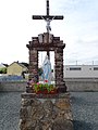 Statue de Notre-Dame de Lourdes devant une grande croix (croisement de la Rue Saint-Michel et de la Rue du Pressoir)