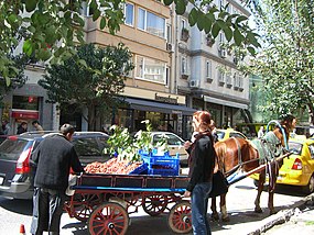 Vendedor ambulante de morangos numa rua de Cihangir