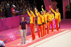 El equipo español saludando al público tras finalizar la competición.