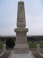 Le monument aux morts dans le cimetière de Quinquempoix.