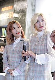 Bolbbalgan4 pada bulan Maret 2018 Woo Ji-yoon (kiri) dan Ahn Ji-young (kanan)