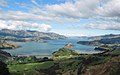 Die Bucht von Akaroa von fern …