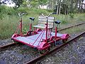 Rail-cycle con 4 ruote. Una singola bicicletta può anche essere modificata con un bilanciere e ruote di posizionamento per operare su rotaie