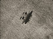 Fotografia aérea de um Heinkel He 111Z (Ratisbona, Alemanha, 1944). Na sombra é possível ver claramente seus cinco motores.[3]