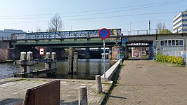 Twee Omvalspoorbruggen met daarachter Omvanbrug (april 2019)