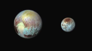 Pluto dan Kharon dilihat dari New Horizons (warna semu; 13 Juli 2015).