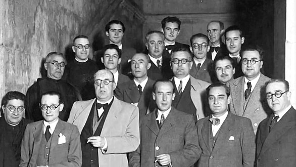 O SEG en 1936: Xesús Carro, Vicente Risco, Ramón Otero Pedrayo, Luís Iglesias Iglesias, Sebastián González García-Paz, Felipe Cordero Carrete, Salustiano Portela Pazos, Paulino Pedret, Jaime Vidal Rey, Antón Iglesias Vilarelle, Manuel Díaz Rozas, Alfonso Vázquez Martínez, Xosé Filgueira Valverde, Xulio Francisco Ogando, Ramón Sobrino Buhigas, Anxelo Ramos Colemán, Isidro Parga Pondal, Florentino López Cuevillas e Xoán López Durá