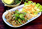 Larb ped (daging bebek) di Chiang Mai, resep khas Isan dan Laos