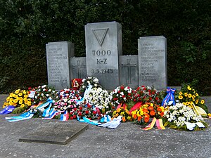 Gedenkstein im Ehrenfriedhof Cap Arcona am Strand in Neustadt in Holstein zur Erinnerung an die 7000 Toten. Gedenken 70 Jahre. Auf dem Ehrenfriedhof am Strand in Neustadt/Holstein ruhen 621 Opfer.