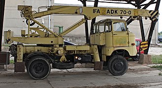 Der Autodrehkran 70 hat einen langen Radstand und Allradantrieb.