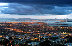 pogled z Berkeleyjskih hribov, v ozadju desno most San Francisco-Oakland Bay pred San Franciscom