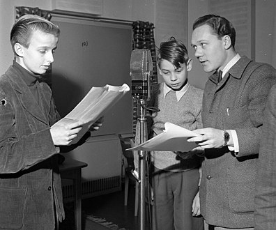 Radioinspelning av Mästerdetektiven Blomkvist, t.h. Olof Thunberg, hösten 1952.