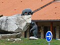 Sculptures d’ours sur un rond-point à Axat (16 août 2007)