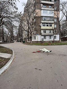 Corps d'un civil ukrainien dans une rue de Marioupol