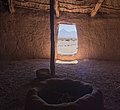 Interior de reconstrucción, casa de primeros pobladores del salar de Atacama, se ve el volcán Licancabur alineado con el fogón.