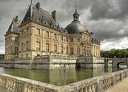 Palacio de Vaux-le-Vicomte, do arquitecto Louis Le Vau e o deseñador de xardins Le Nôtre (1658-1661)