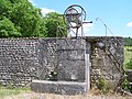 Pompe près du lavoir.