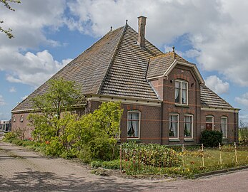 Typisch nordholländischer Bauernhof mit Walmdach und Krüppelwalmgaube