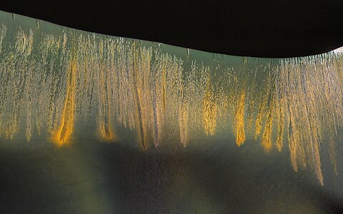 Gullies in Kaiser crater, Mars