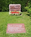 Grabstein und Gedenkplatte für Rosa Jochmann auf dem Wiener Zentralfriedhof (1994)