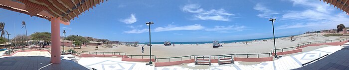 Vista de la playa desde el Malecón de Los Órganos.