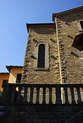 Pasillo izquierdo con ventana lanceolada única en la iglesia medieval de Santa Lucía en Galluzzo, Florencia, Italia.