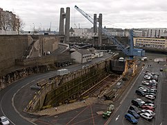 Vue sur le bassin 1, à sec et sans navire. Au fond, le pont de Recouvrance.