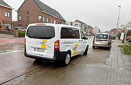 Flexbus van het type Mercedes Vito langs achteren gezien.