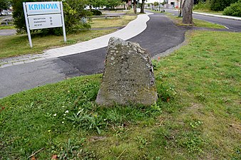 Minnesmärke av gråsten från Balsberget, rest på regementets högtidsdag 1947-09-13