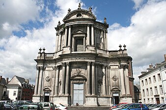 La façade depuis la place Saint-Aubain