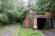 折り返し線用トンネル跡（左側）と山中トンネル（右側）