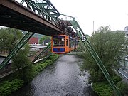 Pociąg kolei Schwebebahn nad rzeką Wupper