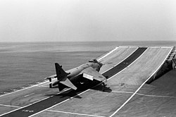 Angol Haditengerészeti Sea Harrier FRS.1 az HMS Invincible fedélzetéről száll fel síugrósánc segítségével.