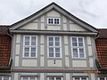 Frontispiz über dem Zwerchhaus eines barocken Fachwerkbürgerhauses (Celle, Kanzleistraße 13)