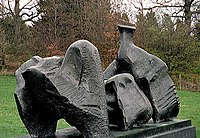 Three Piece Reclining figure No.1 (1961) - brons -, in het Yorkshire Sculpture Park