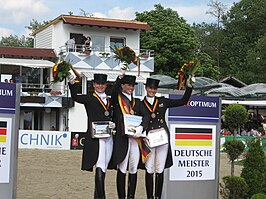 Kristina Bröring-Sprehe (midden) op het Duits kampioenschap, samen met Isabell Werth (links) en Jessica von Bredow-Werndl