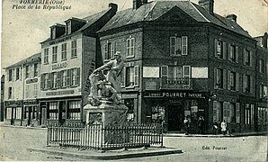 La place de la République, et la statue aux défenseurs.