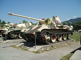 Panzerkampfwagen V Panther, bestaande uit een Ausf D romp en een G koepel, in het Pantsermuseum Thun.