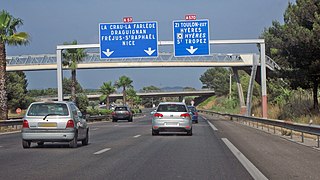 L’échangeur entre les autoroutes A57 et A570, candélabres, palmiers, Aire urbaine de Toulon