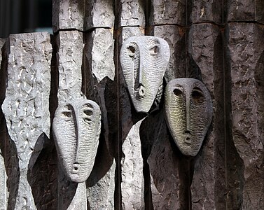 Fontaine aux masques (détail).