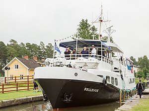 M/S Bellevue i slussen vid Norrkvarn övre, strax söder om Lyrestad, i Göta kanal.