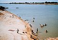 Persone in acqua, sulle rive del fiume Chari.