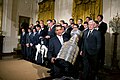 Barack Obama, 44e président des États-Unis et la coupe Stanley en 2009.