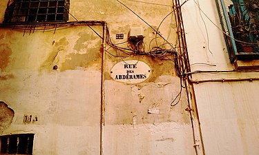 La plaque du célèbre nom de la rue, rue des Abdérames où se trouve la cache d'Ali la Pointe.