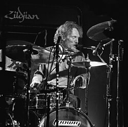 Ginger Baker soittamassa vuonna 1984.