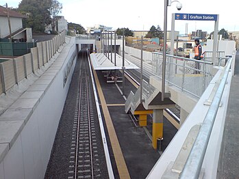 Plataforma de ilha na Estação Grafton, na linha ferroviária suburbana da Western Line, em Auckland, Nova Zelândia