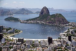 Enseada de Botafogo. Ao fundo, o Pão de Açúcar.