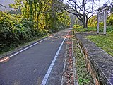 駅ホームと整備された自転車道（2015年10月）